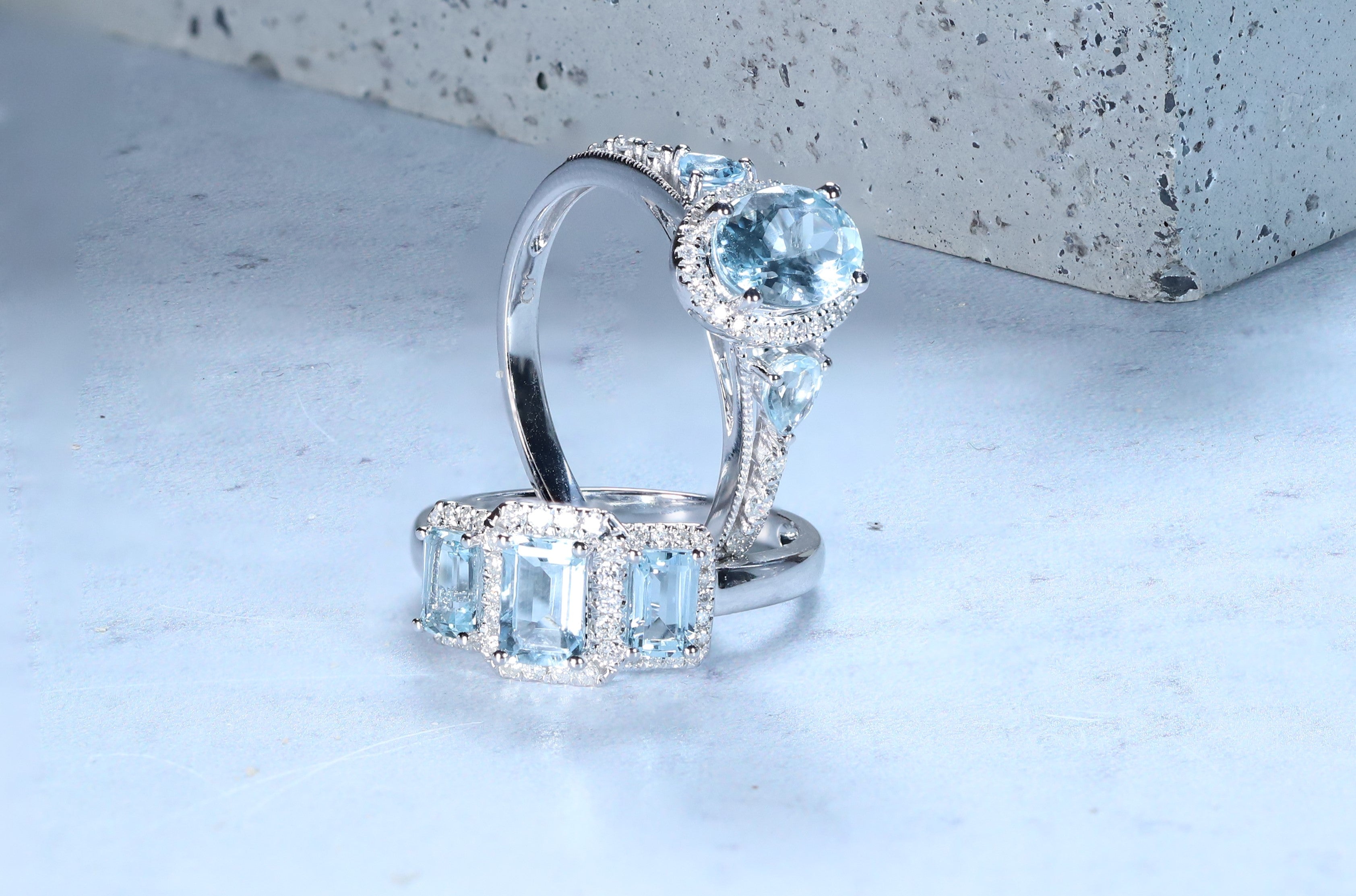 A white diamond pendant studded with three diamonds, small to big